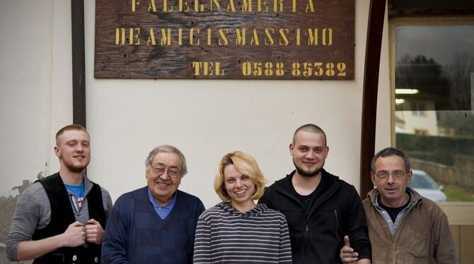 Sina Schmidt mit ihren italienischen Arbeitgebern vor der Schreinerwerkstatt im toskanischen  Volterra. FOTO_ PATRIZIA CIALFI
