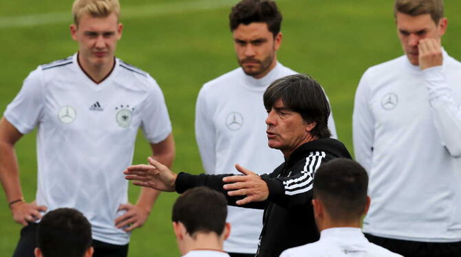 Joachim Löw spricht in Herzogenaurach (Bayern), während eines Trainings vor dem WM-Qualifikationsspiel gegen San Marino am 10. J