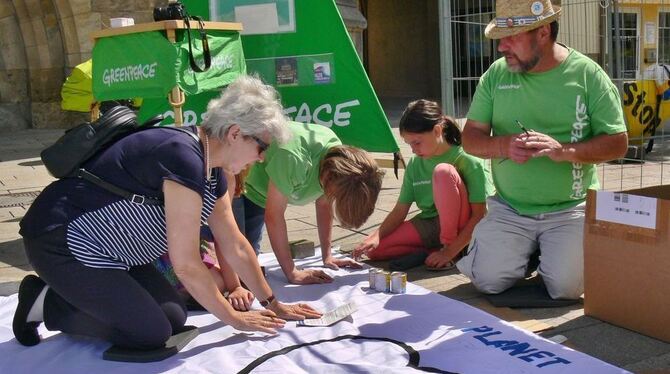 »Save the planet«: Bürger schreiben ihre Anliegen auf ein Greenpeace-Plakat. Foto: GB