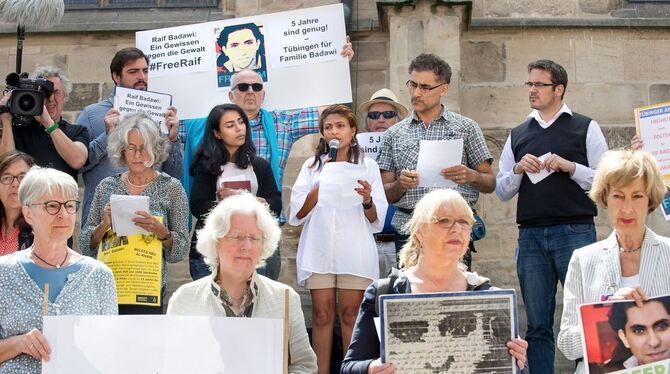 Für freie Meinungsäußerung verurteilt: Die Mahnwache für Raif Badawi mit seiner Frau Ensaf Haidar (Mitte, am Mikro) auf dem Tübi