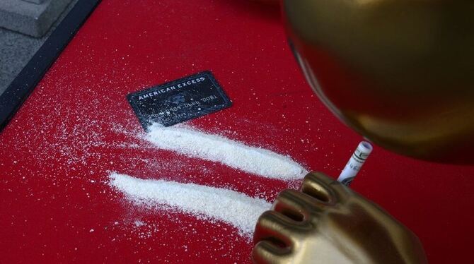 Die Installation mit dem Titel 'Hollywood's Best Party" zeigt eine Skulptur, die auf dem Boden kniend Kokain schnupft, aufgenomm