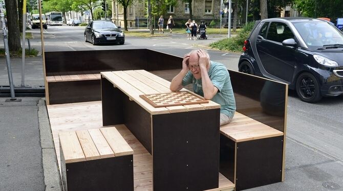 Schachmatt? Wolfgang Kohla saß gestern ratlos  im »Nachbarschaftstreff«, der früher mal ein Parkplatz war.