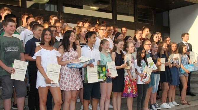 Die geehrten Schüler des Johannes-Kepler-Gymnasiums bei der Verleihung der Danzer-Förderpreise. FOTO: LEISTER