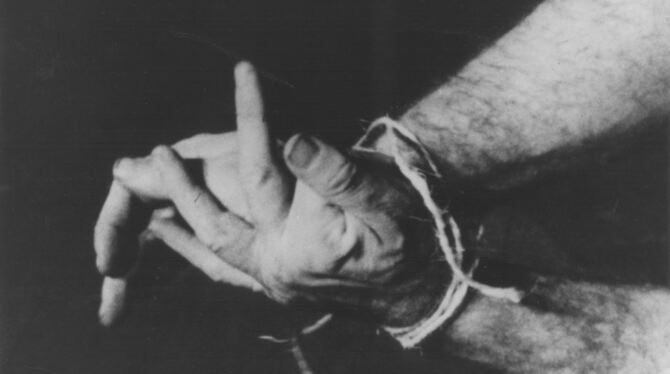 Standbild aus Serras 16-Millimeter-Film »Hands Tied«. FOTO: RICHARD SERRA
