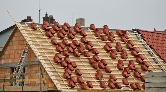 Das Dach eines Rohbaus. Archivbild. Foto: Daniel Karmann/dpa