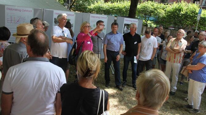 Baubürgermeisterin Ulrike Hotz (am Mikro) begrüßt interessierte Oststadtbewohner zum »Erlebnistag« in der Planie.