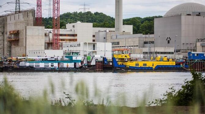 Am 25. Juni liegen die Transportschiffe Edda (l) und Ronja am Kernkraftwerk Neckarwestheim. Foto: Christoph Schmidt