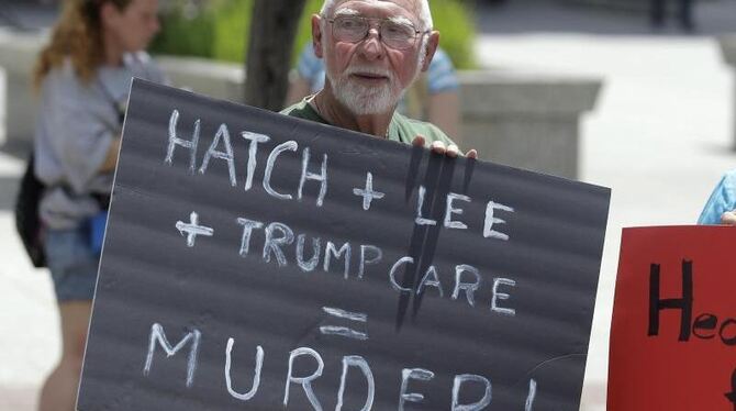 Ein US-Amerikaner protestiert gegen die geplante Abschaffung von Obamacare. Die Reform ist eines der zentralen Projekte von D