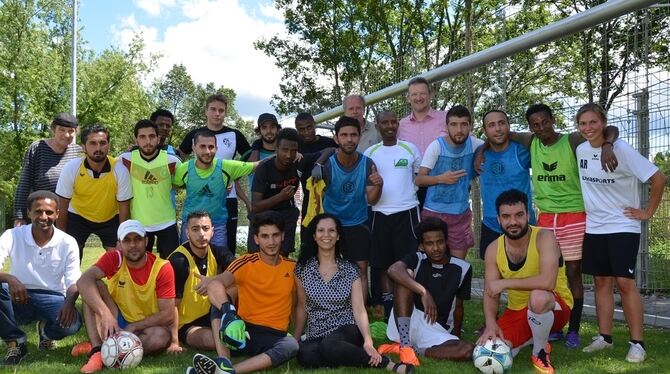 Fußball verbindet alle miteinander. Links vorne Filmon Ghirmai, hinter ihm Dominik Poisson, ganz hinten im rosa Hemd Bürgermeist