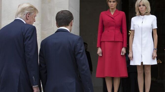 Donald Trump und Emmanuel Macron auf dem Weg zum Invalidendom, wo Melania Trump und Brigitte Macron sie erwarten. Foto: Ian L