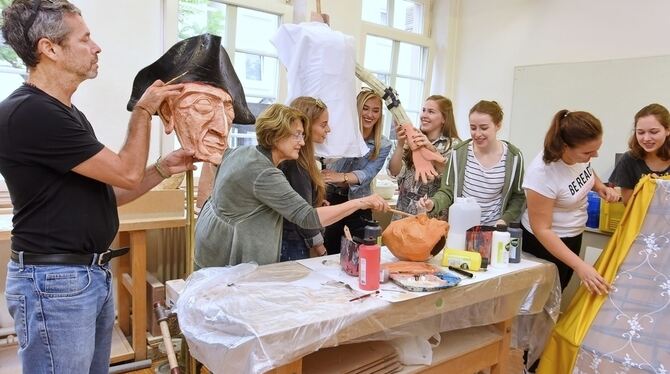 Britisch-deutscher Kunstaustausch:  Russell Kirk (links) leitet junge Leute bei der Gestaltung von »giant puppets« an.