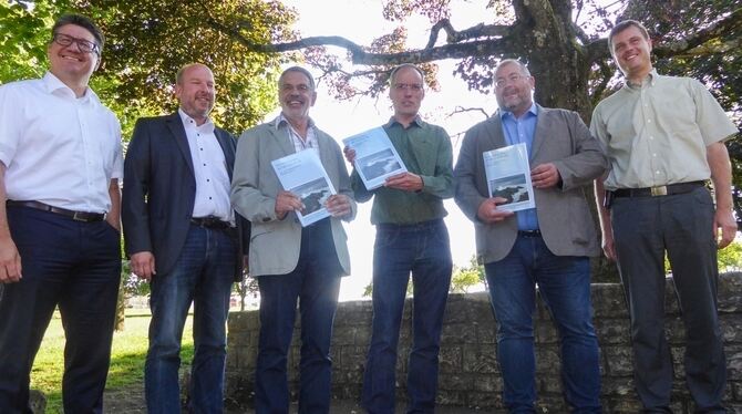 Präsentieren das neue Buch: (von links) Siegmund Ganser, Jörg Bofinger, Christoph Morrissey, Dieter Müller,  Roland Deh und Roma