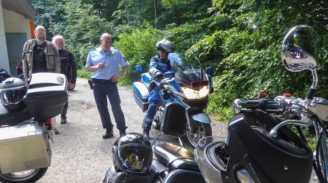 Eine Initiative der Polizei: Voll ausgestattet zu Gast beim Sicherheitstag bei den   Hülbener Motorradfreunden. FOTO: BERNKLAU