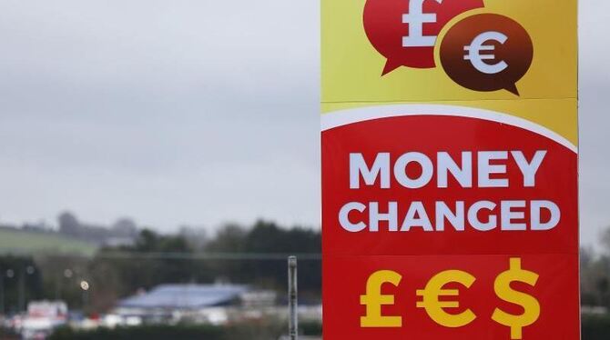 Werbetafel einer Wechselstube zum Tausch von Pfund und Euro an der Grenze zwischen der Republik Irland und der britischen Reg