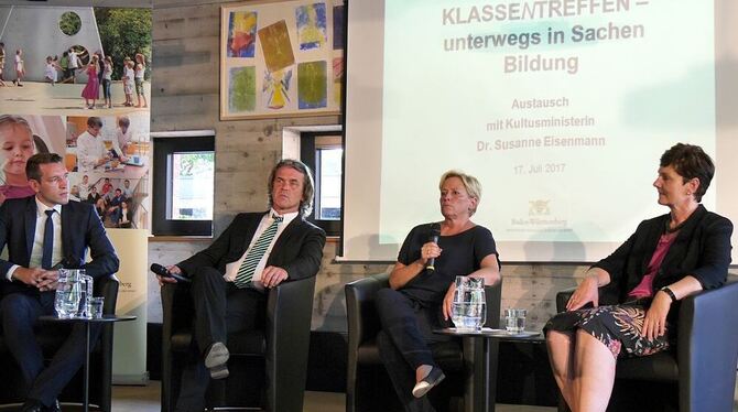 Dr. Susanne Eisenmann (Zweite von rechts) im Gespräch mit  (von links) Moderator Sebastian Grote vom Kultusministerium, Roland H