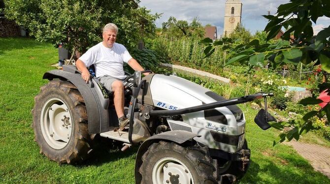 Bruno Seitz auf seinem Lamborghini-Traktor in den Obstwiesen  hinter dem Haus: Landwirtschaft ersetzt ihm den Sport.
