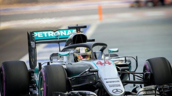 Lewis Hamilton testet 2016 beim Training zum Rennen in Singapur den Cockpitschutz »Halo«. Foto: Diego Azubel