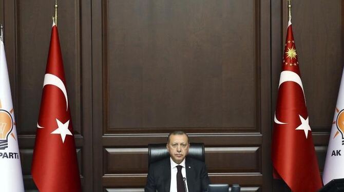 Der türkische Präsident Recep Tayyip Erdogan im Parlament in Ankara. Finanzminister Schäuble hat die Türkei mit der DDR vergl
