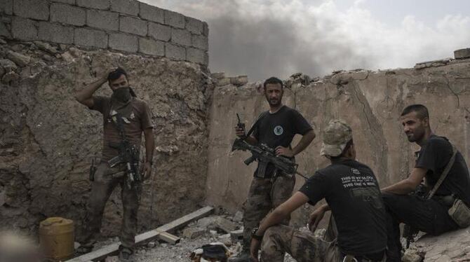 Irakische Soldaten nahe der Front in Mossul. Foto: Felipe Dana