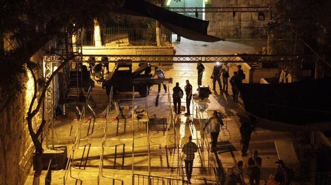 Israelische Polizisten entfernen vor der Al-Aksa-Moschee in der Jerusalemer Altstadt die Metalldetektoren. Foto: Mahmoud Ille