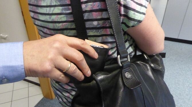 Taschendiebe langten im vergangenen Jahr – laut Kriminalstatistik – auch in Bad Urach öfter mal zu. FOTO: BERNKLAU