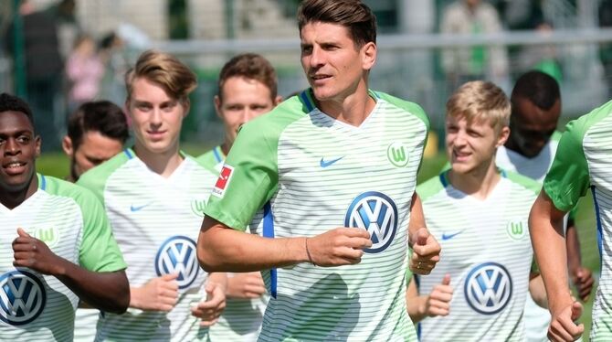 eim Training vorneweg: VfL-Stürmer Mario Gomez, der trotz einer Ausstiegsklausel in Wolfsburg blieb.