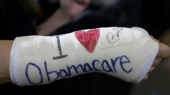 Klares Bekenntnis auf Gips: »I love Obamacare«. Foto: Yoon S. Byun