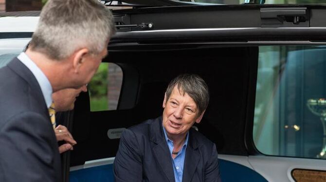 Besuch mit klaren Ansagen in Wolfsburg: Bundesumweltministerin Barbara Hendricks in einem VW Sedric auf dem VW-Gelände. Foto: