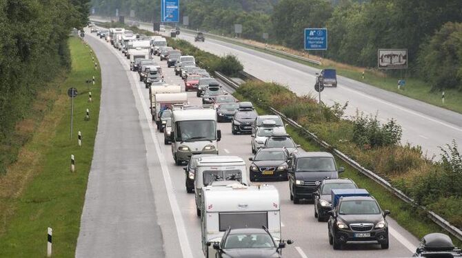 Fahrzeuge stauen sich auf der A7 bei Flensburg an der Grenze zu Dänemark auf einer Länge von etwa vier Kilometern. Foto: Benj