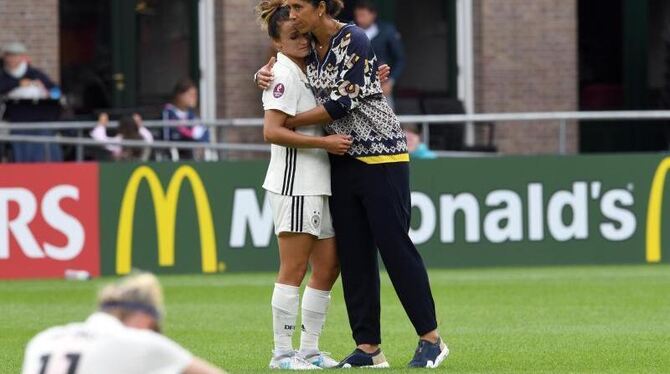 DFB-Trainerin Steffi Jones tröstet ihre Spielerinnen nach dem EM-Aus. Foto: Carmen Jaspersen