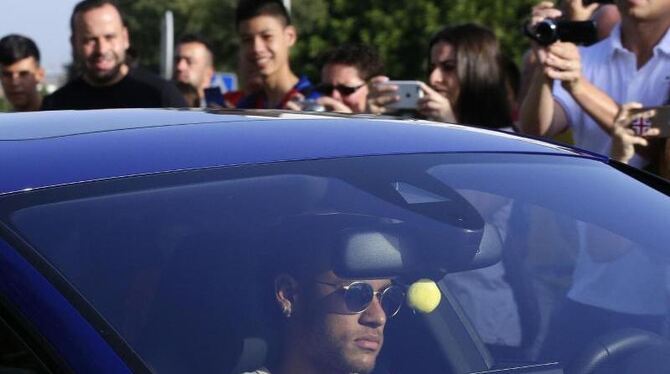 Neymar verlässt das Trainingsgelände des FC Barcelona. Foto: Manu Fernandez