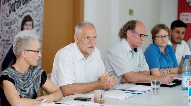 Der Vorsitzende Martin Kunzmann (Zweiter von links) stellt Bärbel Mauch (Zweite von rechts) als Nachfolgerin von Rolf Zabka vor.