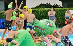 Kampf um das Monster: Ein Team der Zephyrus-Spaßagentur aus Bielefeld hatte Wasserspielmodule mitgebracht. Fotos: Böhm