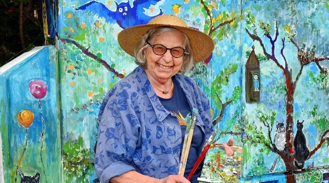 Die Sondelfinger Künstlerin Hilde Franz hat einen mausgrauen Verteilerkasten vor ihrem Gartentörle in ein Stück Kunst im öffentl