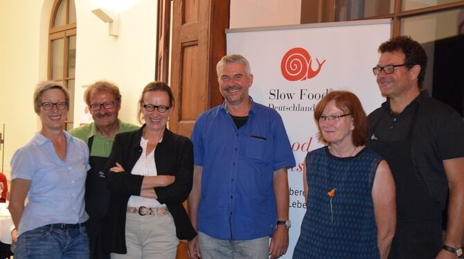 Kulinarische Bestimmungsübung für die Arten- und Genussvielfalt mit (von links) Brigitte Lenz, Helmut Dolde, Ursula Hudson, Roma