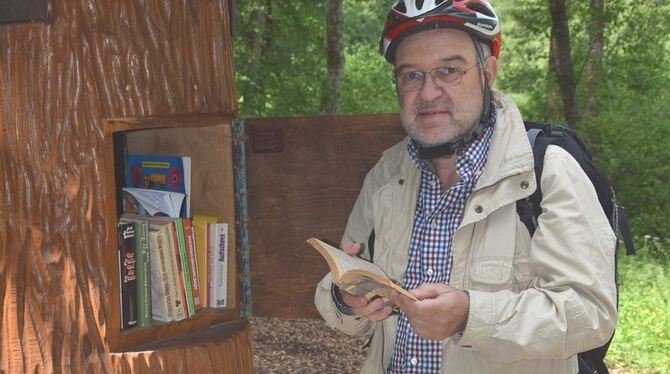 Im Goldersbachtal finden Bücher naturnah Platz im Baumregal, das Dieter Buck geöffnet hat.