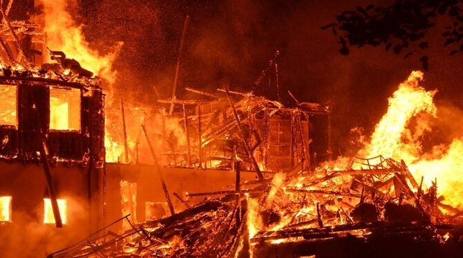 Flammen schlagen in der Nacht zum Mittwoch aus einem Gebäude des Gestütshofs St. Johann.