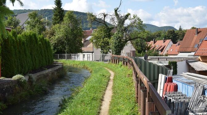 Zwischen Leonhardt- und Klosterstraße fließt der Dreiachtel-Kanal auf einem natürlichen Damm,  teils  mit einer Spundwand  gesic