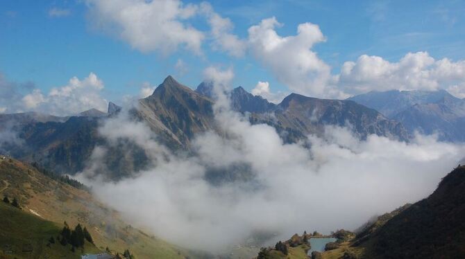 Über den Wolken majestätische Gipfel: Blick von einem Wanderweg nah am Faschina-Joch in Vorarlberg. FOTO: PRIVAT