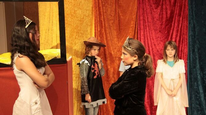 Im einwöchigen Theaterkurs hat Iris Guggenberger mit Kindern  das Stück »Schneewittchen« einstudiert. Abschluss war die Aufführu