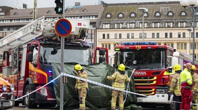 Rettungskräfte verhüllen den Tatort auf dem Marktplatz in Turku. Foto: Roni Lehti