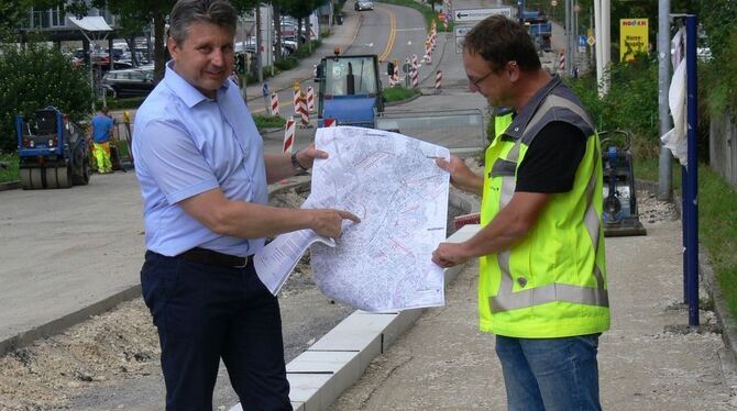 Bernd Eger (links) und Steffen Stegmaier zeigen auf dem Plan, in welchem Teilbereich die Straße saniert wird. Foto: Böhm