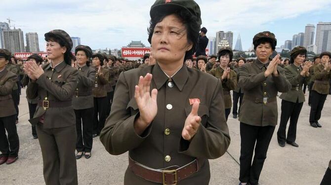 Nordkoreanerinnen demonstrieren in Pjöngjang ihre Unterstützung der von der Regierung erklärten Kritik an den US-Sanktionen.