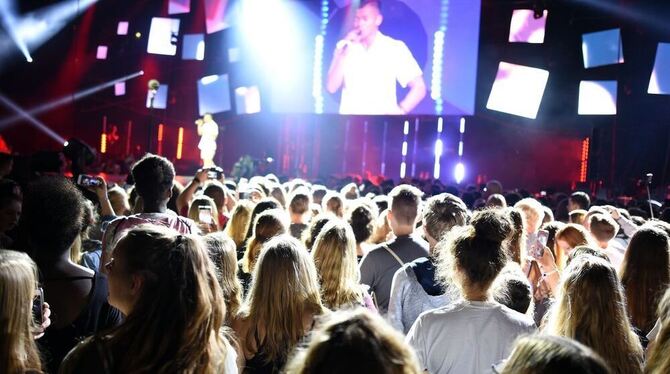 Zuschauer verfolgen bei den Videodays in Köln die Auftritte ihrer Stars. Die Videodays mit Social-Media-Stars finden zum zehnten