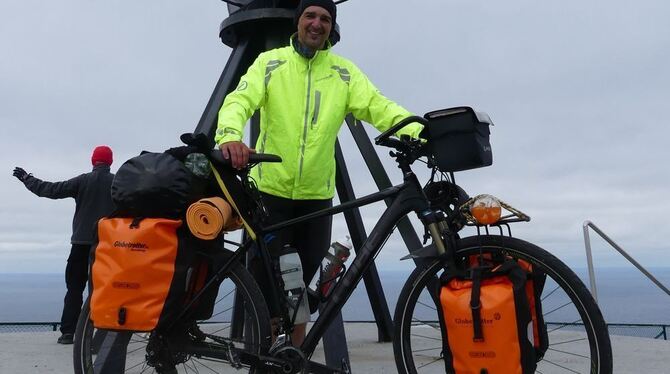 Peter Pieringer und sein Mountainbike am Ziel der Radtour, dem Nordkap in Nordnorwegen mit seinem Erkennungszeichen, dem "Globus