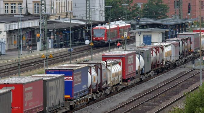 Güterzug mit Containern (Archivbild)