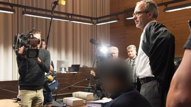 Der Angeklagte Hussein K. sitzt in Freiburg im Landgericht neben seinem Verteidiger Sebastia Glathe. Der Angeklagte hat gestande