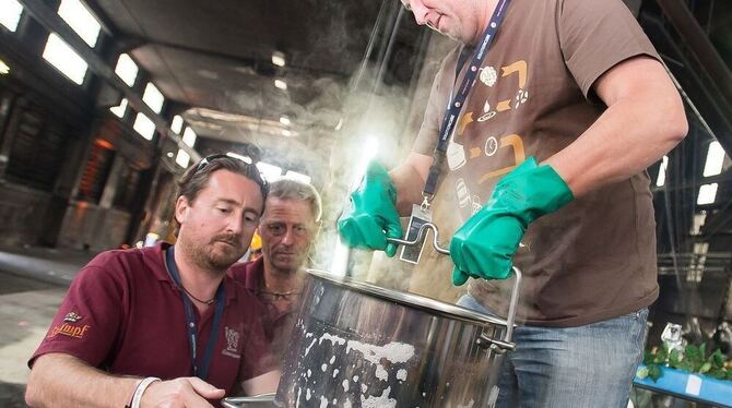 Der Kessel dampft: Das Ergebnis ist ein  schönes Weizenbier, gebraut im vergangenen Jahr beim   Craft-Beer-Festival in Metzingen