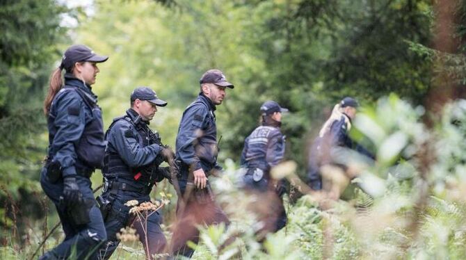Polizeibeamte durchsuchen ein Waldstück bei Villingendorf. Foto: Sebastian Gollnow