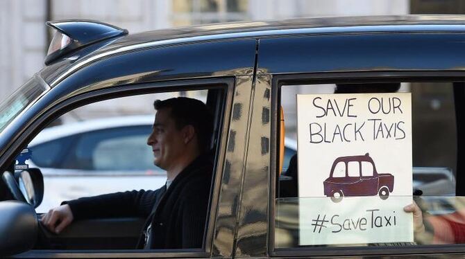 »Rettet unsere schwarzen Taxis!« Londoner Taxifahrer protestieren im Februar 2016 gegen Uber. Der Fahrdienst-Vermittler bekom